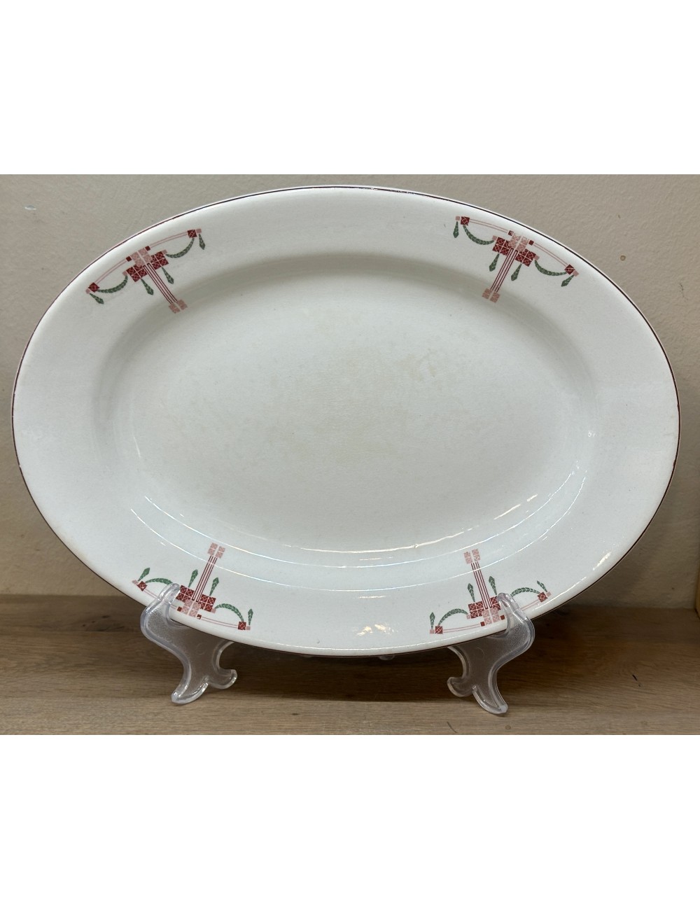 Plate - flat, oval, model - Petrus Regout - décor 878 uigevoerd in red, pink and green with red / brown fillet border