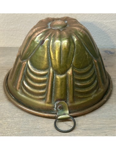 Baking mold / Pudding mold - executed in copper with a pewter interior and a, riveted, hanging eye