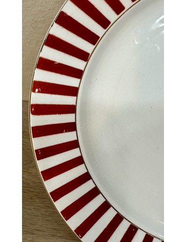 Ontbijtbord / Dessertbord - Nimy - uitgevoerd met een streep-décor in rood en goudkleurige filetrandjes