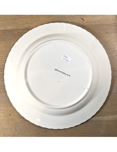 Plate - larger round model - Petrus Regout - décor PINKSTERBLEM executed in blue