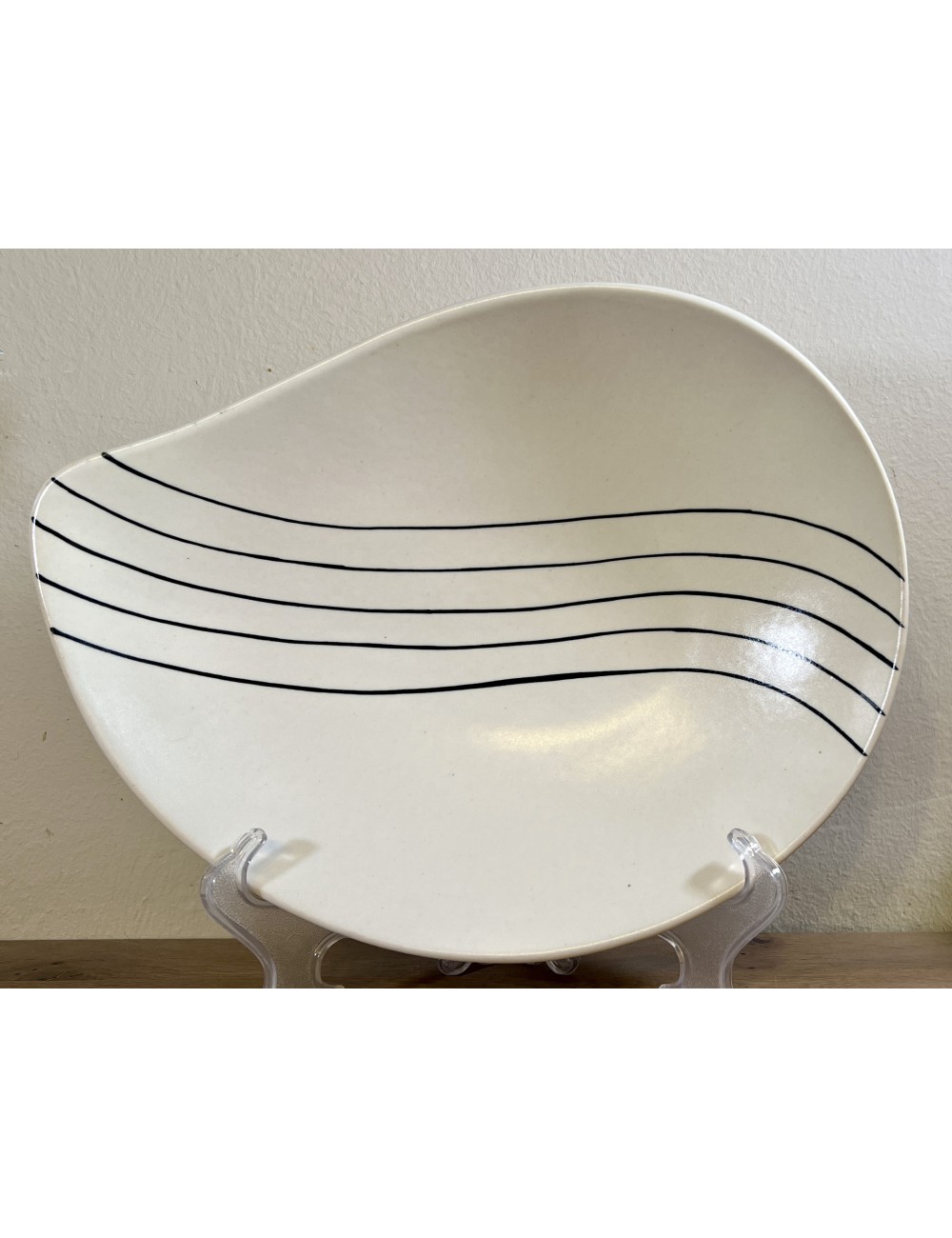 Fruit bowl / Tear dish - unmarked but Petrus Regout - by design Wim Visser - handpainted, numbered 125.ZA
