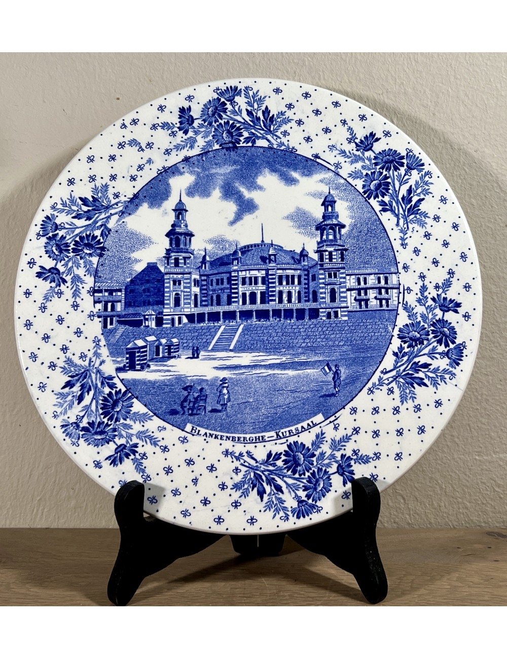 Plate / Decorative plate - Boch - border: PAQUERETTE et paysages touristiques in blue - image of BLANKENBERGHE-KURSAAL