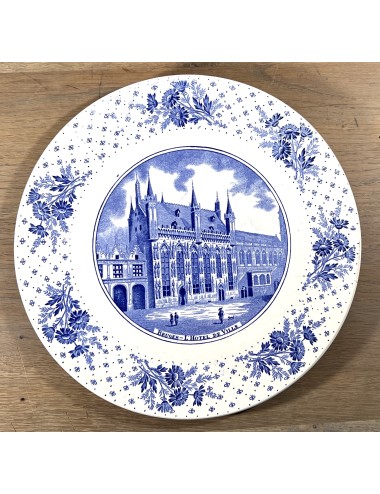Plate / Decorative plate - Boch - border: PAQUERETTE et paysages touristiques in blue - image of BRUGES-L'Hotel de Ville