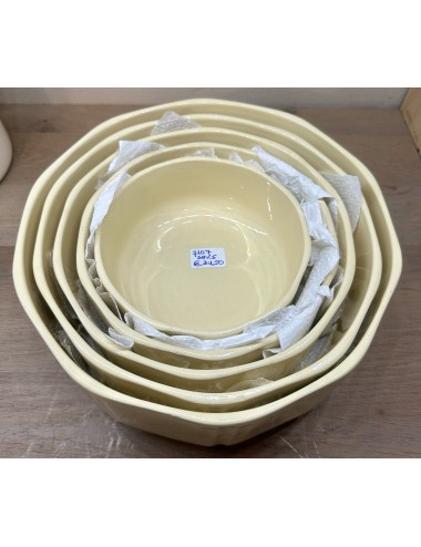 Set of 5 nesting bowls - Boch - executed in full cream color - blind mark sizes 1 to 5