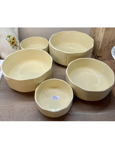 Set of 5 nesting bowls - Boch - executed in full cream color - blind mark sizes 1 to 5
