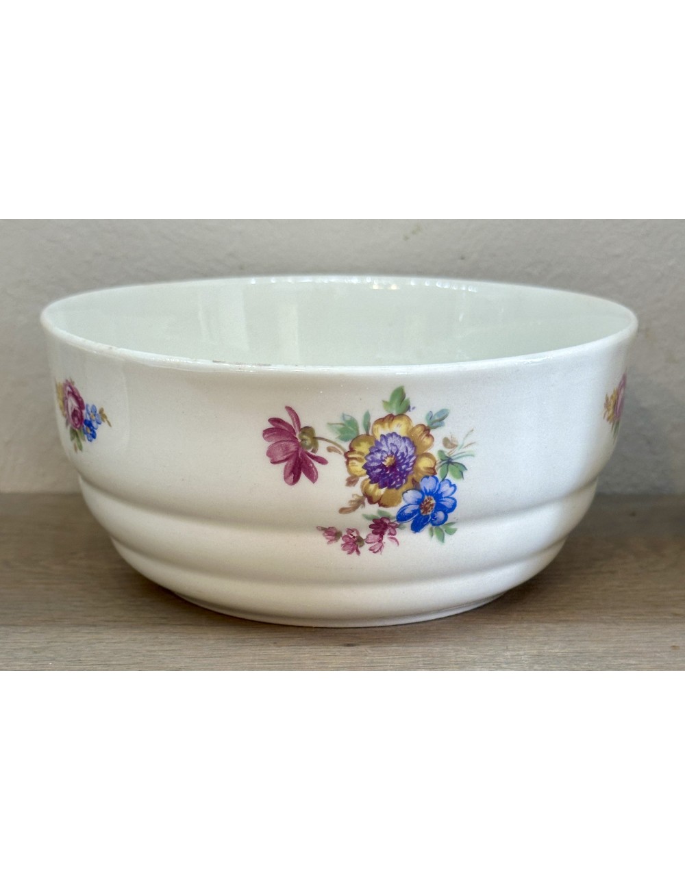 Nesting bowl - smaller model - Petrus Regout - model BOUDEWIJN with décor of multicolored flowers (PIOENROOS)