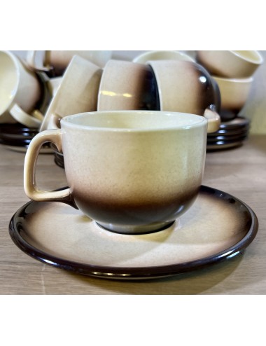 Kop en schotel - Boch - décor SIERRA (stoneware?) uitgevoerd in crème met een bruine rand - vorm MENUET