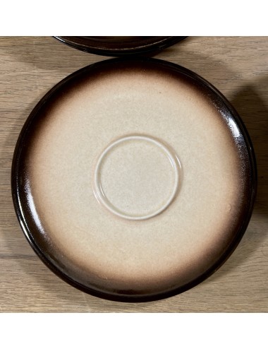 Kop en schotel - Boch - décor SIERRA (stoneware?) uitgevoerd in crème met een bruine rand - vorm MENUET