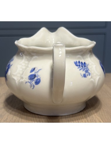 Milk jug - Mosa (mark with 5 arches, ca. 1940-1950) - model BAROCK - décor of flowers in blue