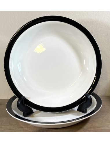 Diep bord / Soepbord / Pastabord - Ceramique Maastricht - décor van een crème/wit binnendeel met een zwarte rand