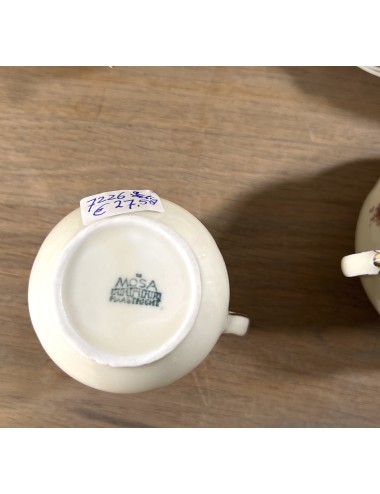 Mokkaset bestaande uit een mokka/koffie-kannetje, suikerpot, melkpot en 6 kop- en schotels