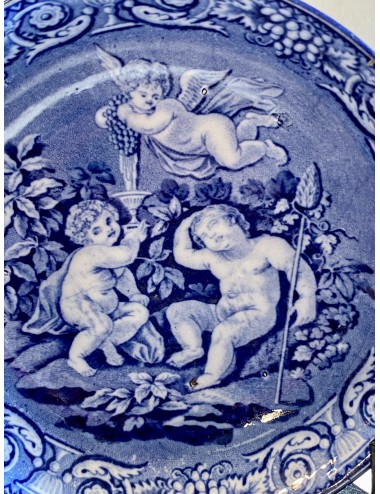 Schoteltje - fijn aardewerk - waarschijnlijk Engels - decor / pattern Bacchanalian cherubs with grapes