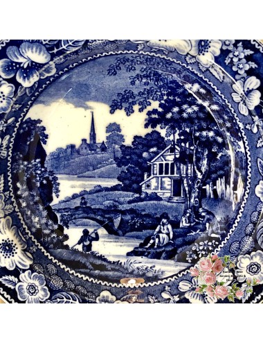 Diep bord – maker en decor onbekend – met diepblauwe bloemenrand en visser met netje.