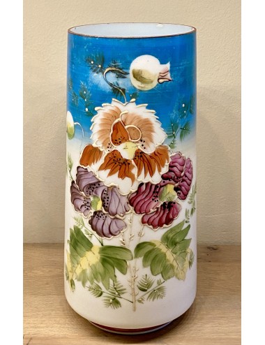 Vaas - opaline wit glas met handgeschilderde bloemen en azuurblauwe achtergrond