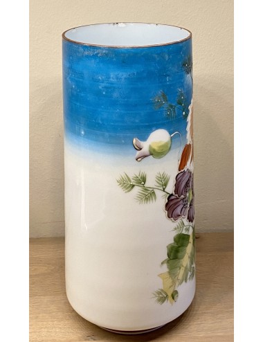 Vaas - opaline wit glas met handgeschilderde bloemen en azuurblauwe achtergrond