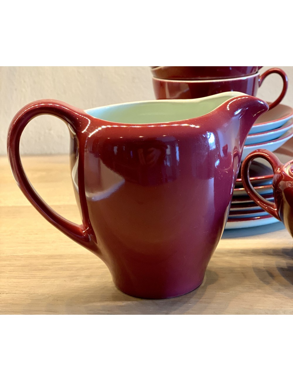 Melkkannetje - Royal Goedewaagen Potteries Gouda - bordeaux rood met licht groenige binnenkant