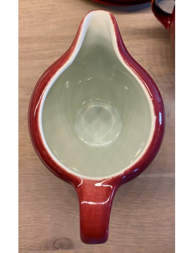 Melkkannetje - Royal Goedewaagen Potteries Gouda - bordeaux rood met licht groenige binnenkant