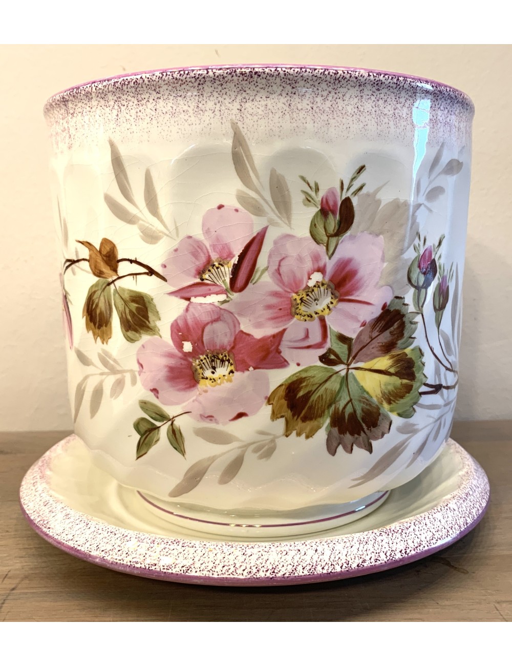 Cachepot / Ompot met bijbehorende onderschotel - Societe Ceramique Maestricht - décor (403 of 408?) met roze bloemen