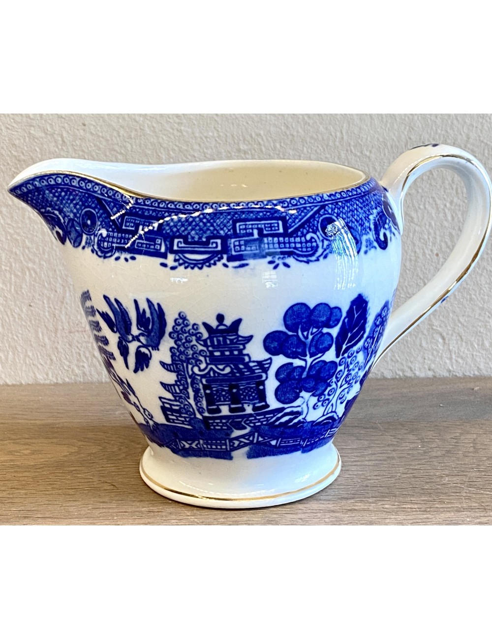 Melkkan - Victoria porcelain - décor WILLOW blauw met goudgekleurde lijntjes