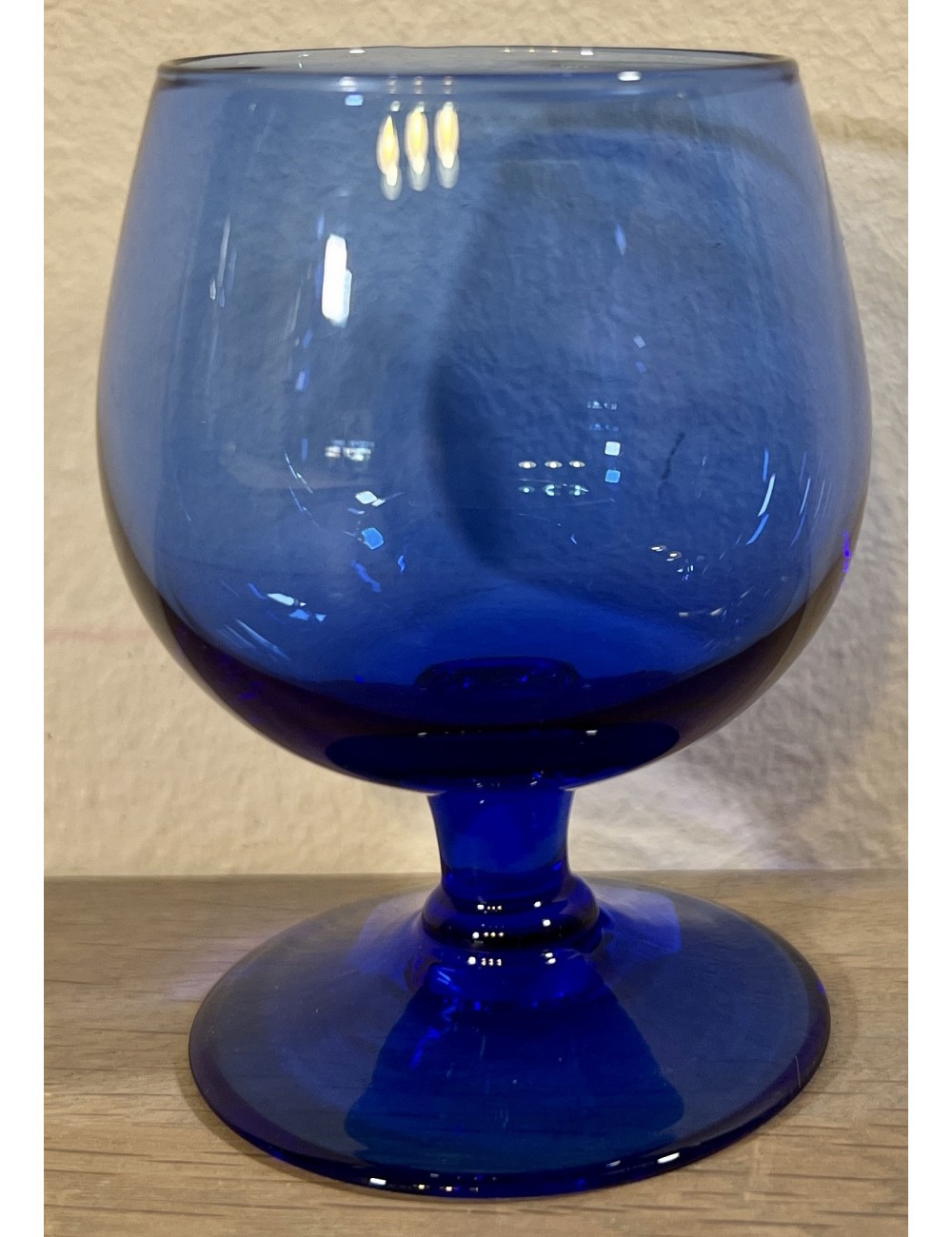 Likeurglas / Borrelglas - vintage - ongemerkt - in blauwe kleur met gelijkgekleurde voet