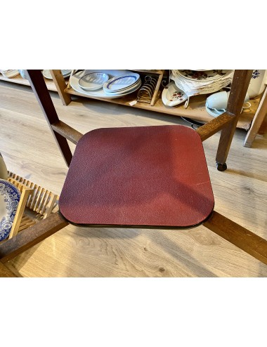 TV-tafel / Bijzettafel op wieltjes - houten poten - donkerrood (skai) blad en extra afzetmogelijkheid onderaan