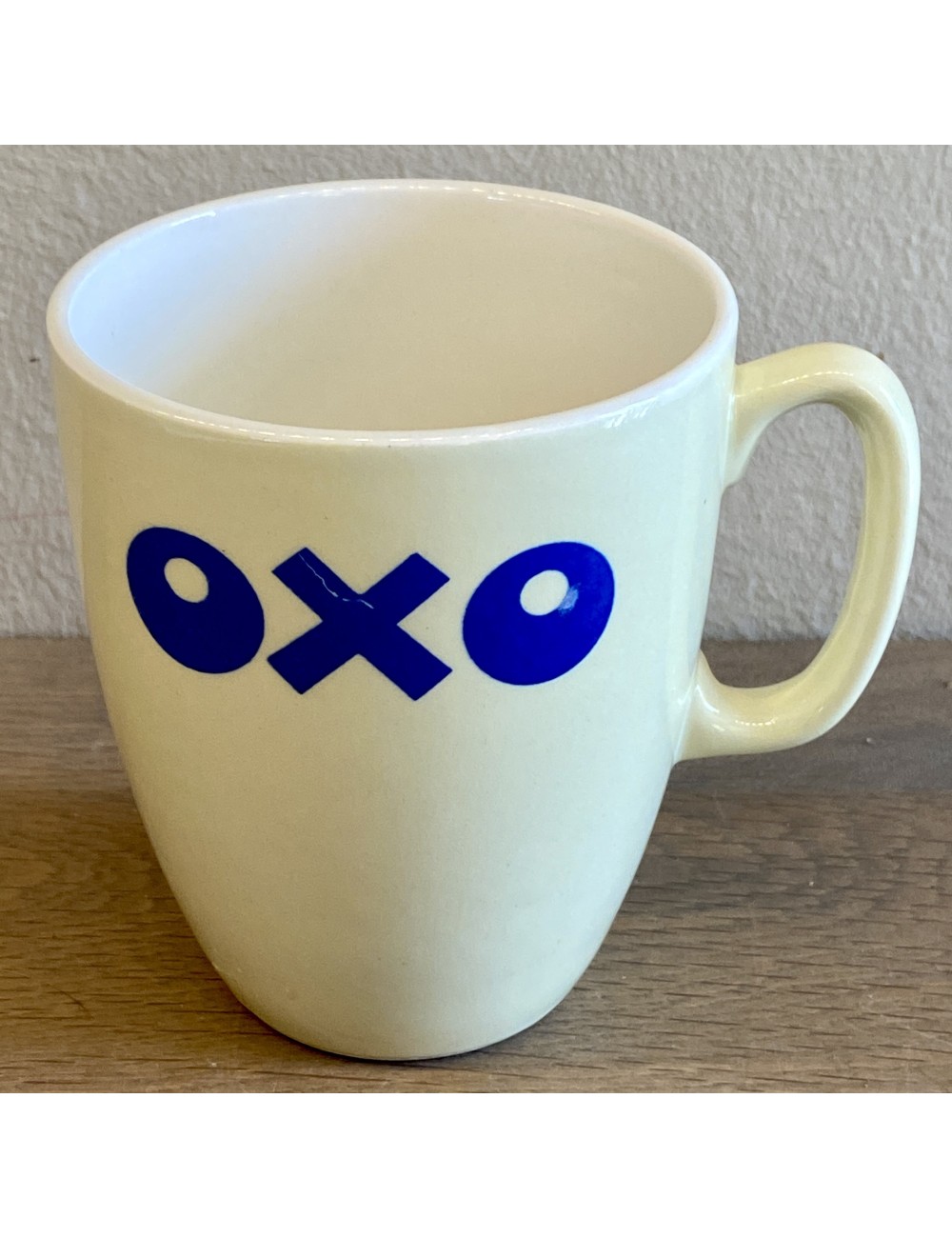 Mok / Beker - ongemerkt - pastelgeel met opschrift OXO in blauwe letters