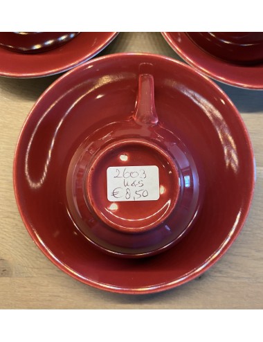 Kop en schotel - Royal Goedewaagen Potteries Gouda - bordeaux rood met licht groenige binnen