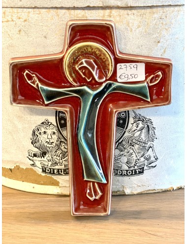 Kruisje in keramiek - gemaakt in Bree (België) - dieprode achtergrond met Jezus in groen gewaad