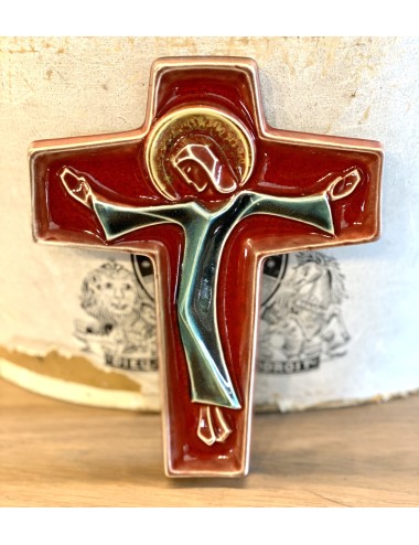Kruisje in keramiek - gemaakt in Bree (België) - dieprode achtergrond met Jezus in groen gewaad