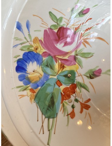 Soepterrine op hogere voet – ongemerkt – decor van handgeschilderde bloemen in vrolijke kleuren op gebroken witte ondergrond