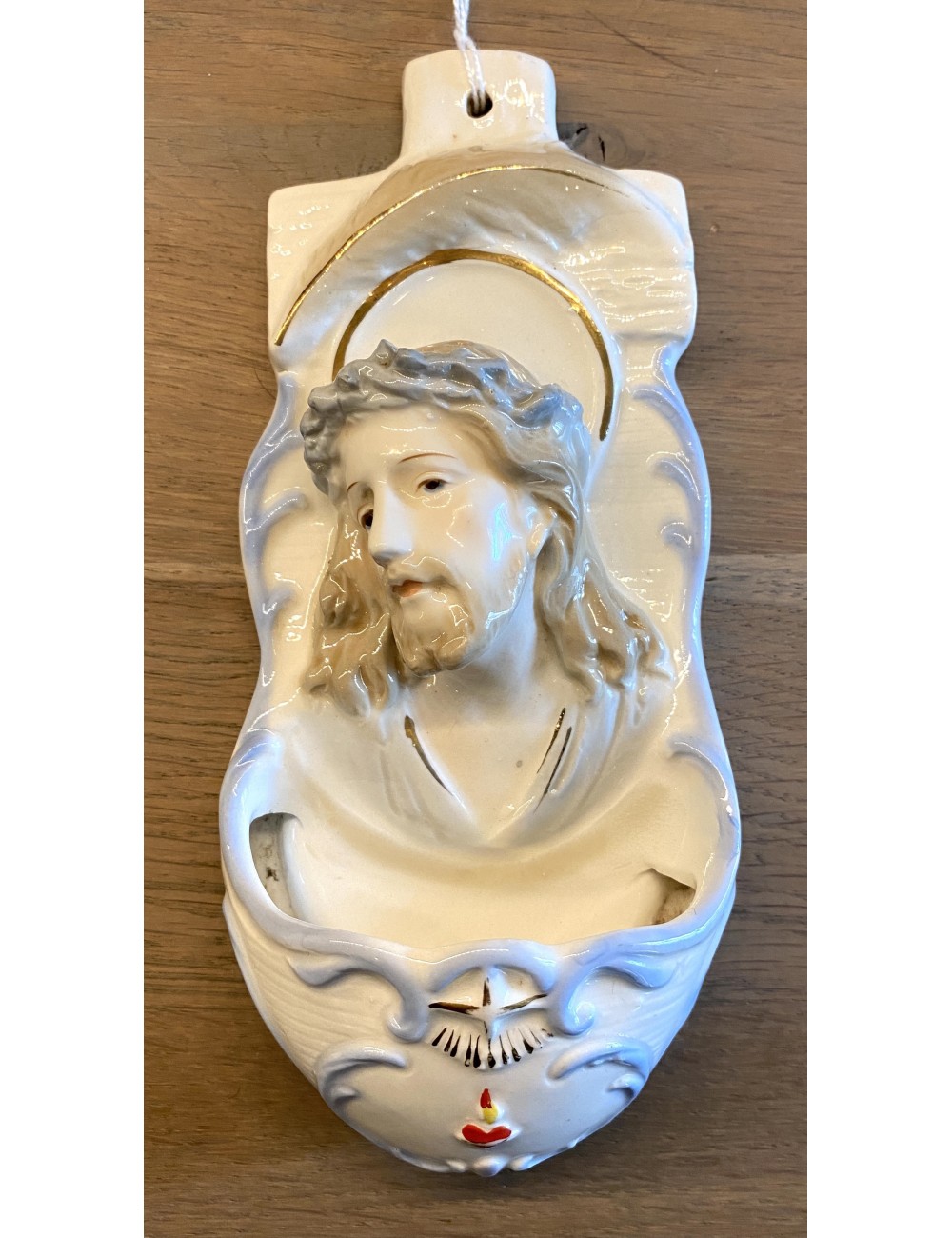 Wijwaterbakje - aardewerk - hangmodel - met sticker op achterkant: Sphinx - afbeelding van Jezus