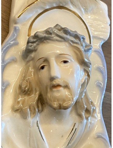 Wijwaterbakje - aardewerk - hangmodel - met sticker op achterkant: Sphinx - afbeelding van Jezus