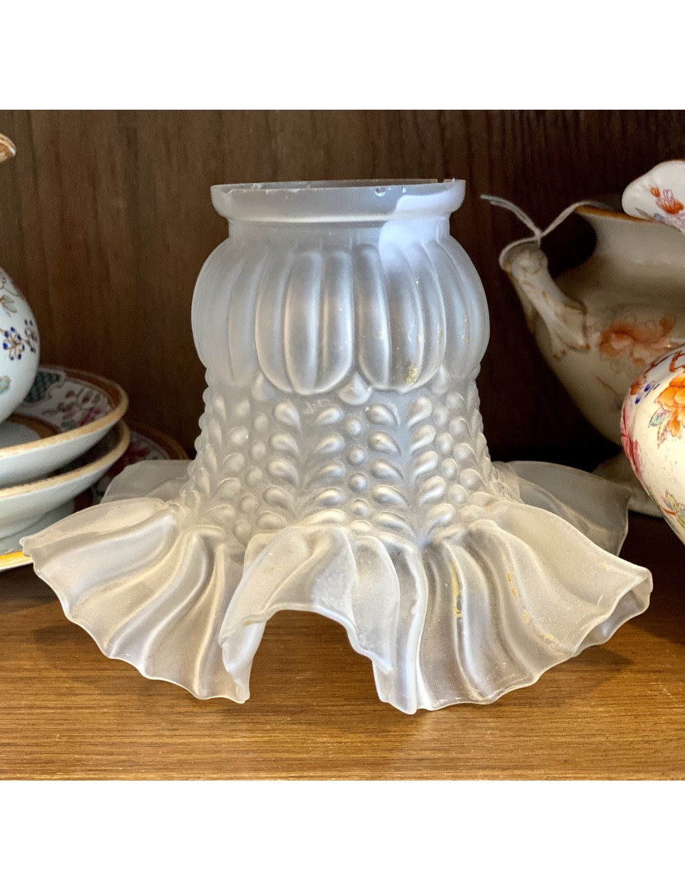 Lampenkapje - melkglas - in de vorm van een zwierige rok