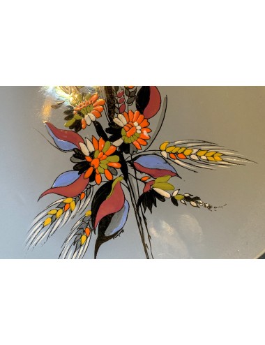 Driehoekig sierbord - Longwy - décor van geemailleerde bloemen