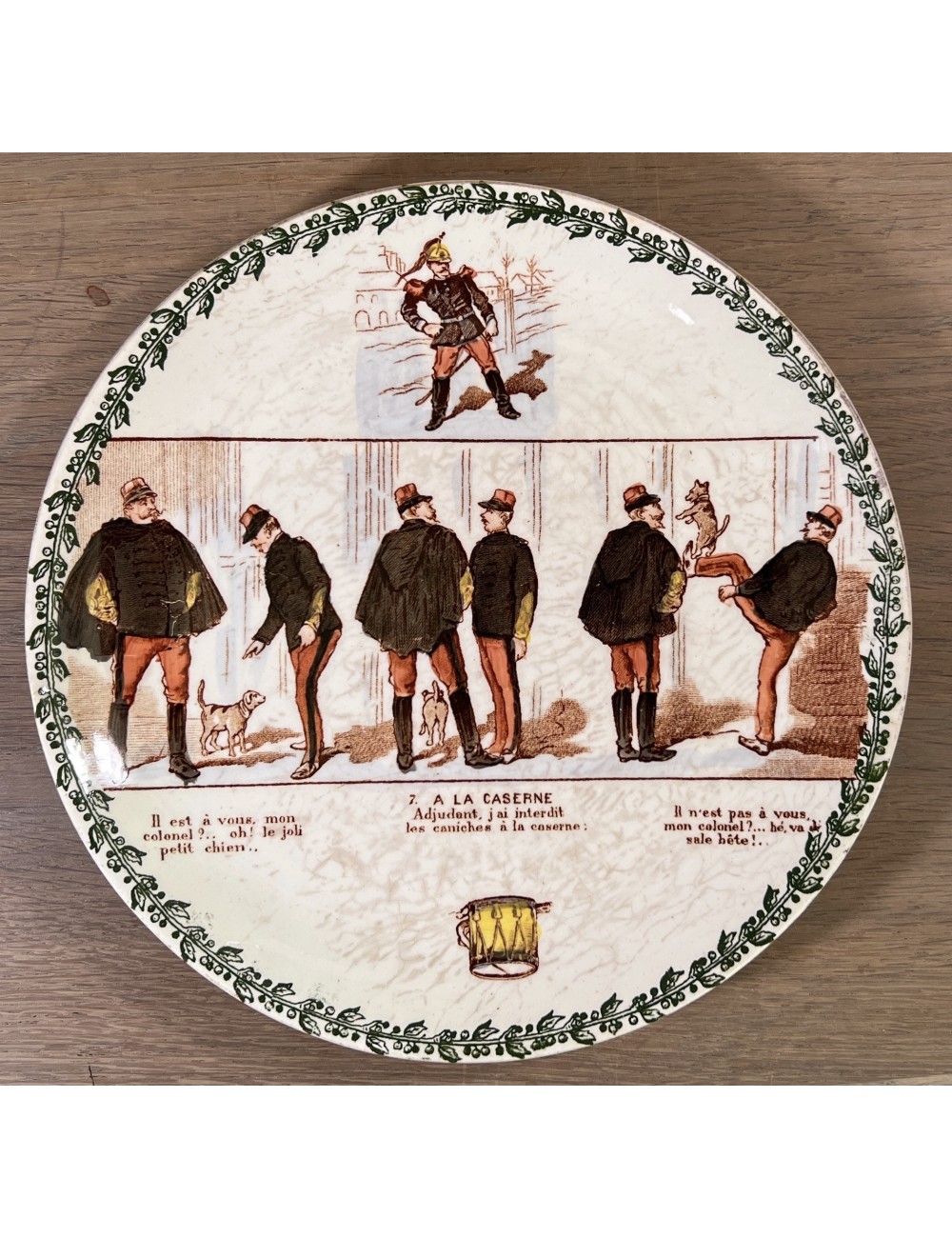 Sierbord / Dessertbord - HB & Cie Choisy le Roi Terre de Fer - décor La Vie Militaire No. 7 in andere variant