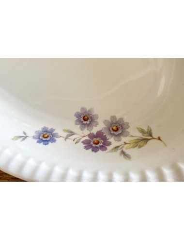 Broodschaal / Serveerschaal - Mosa - 5 bogen (1930-1940) - décor met paars/violet gekleurde bloemen