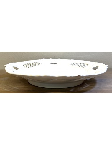 Bord / Schaal - ongemerkt - porselein/bone china/aardewerk ? - opengewerkte rand en reliëf