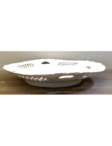 Bord / Schaal - ongemerkt - porselein/bone china/aardewerk ? - opengewerkte rand en reliëf