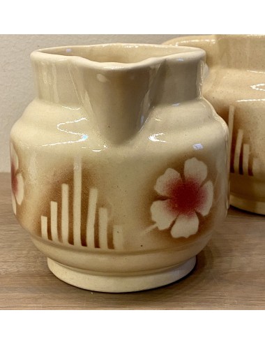 Kannetje voor bijv. melk - ongemerkt - spuitdecor / spritzdekor van roze bloemen en strepen op een beige ondergrond