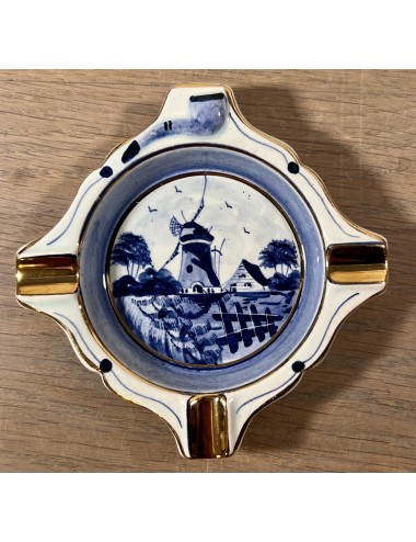Asbakje - klein vierkant model - handpainted Delft blue / Made in Holland - décor met goudkleurige accenten