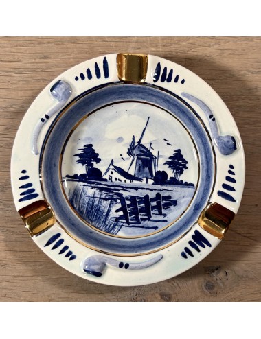 Asbakje - rond model - handpainted Delft blue / Made in Holland - décor met goudkleurige accenten